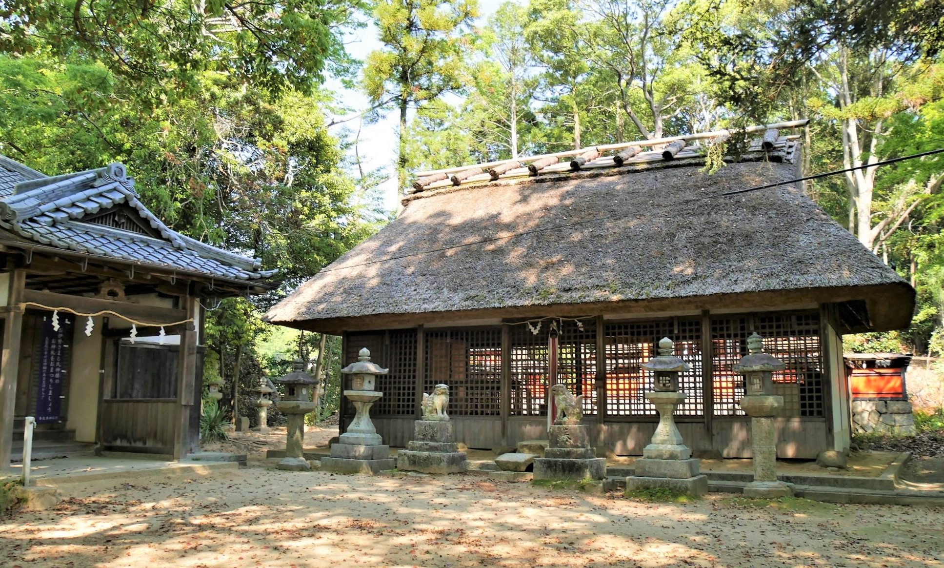 夜都伎神社の茅葺拝殿