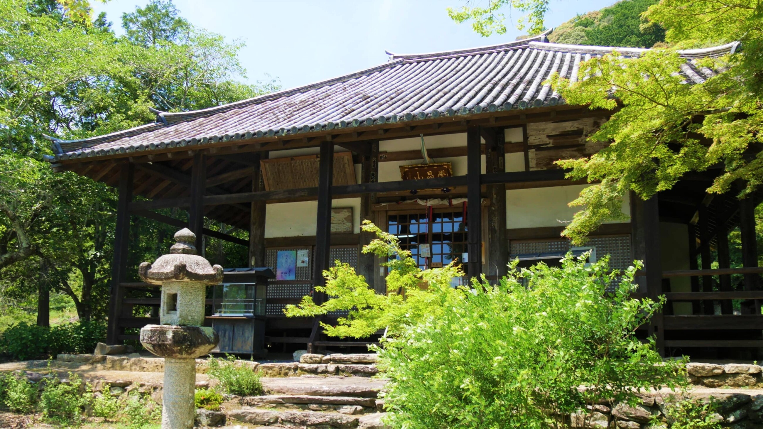 榮山寺本堂と重要文化財の「石灯籠」