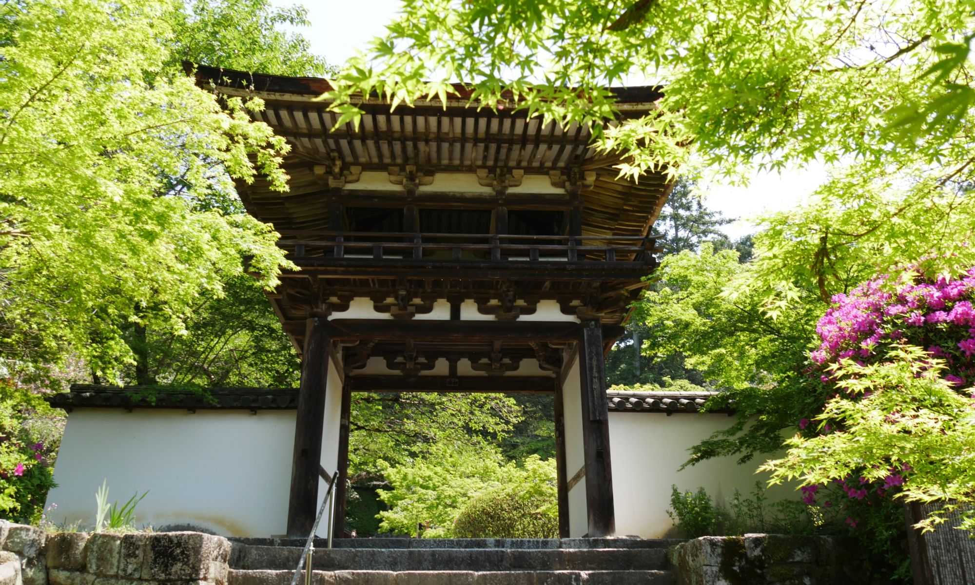 現存する日本最古の鐘楼門（長岳寺）
